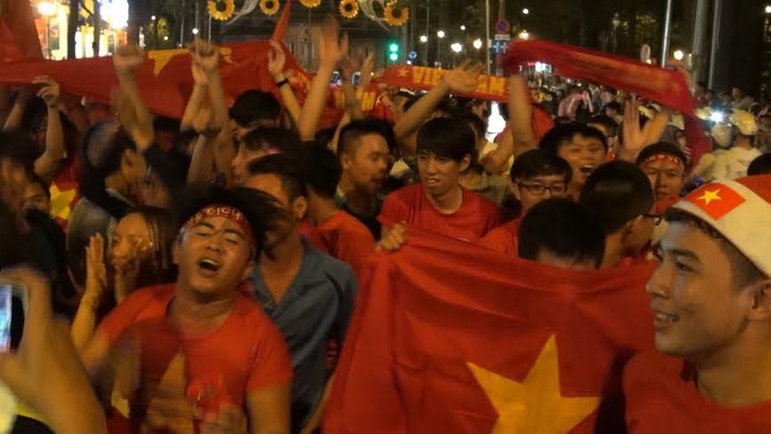 Các bạn trẻ xem tường thuật trực tiếp tại Nhà Văn hóa Thanh niên TP HCM vui mừng trước bàn thắng thứ 2 của đội tuyển Việt Nam