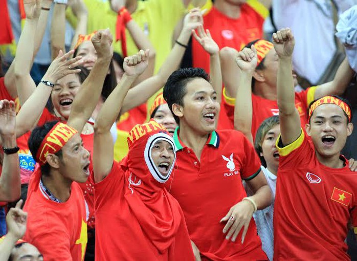 Màu đỏ của Việt Nam - dù ít hơn - nhưng đã áp đảo màu vàng của Malaysia trên khán đài sân Shah Alam