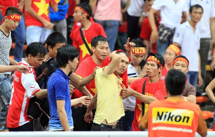 Một CĐV Việt Nam đổ máu vì fan cuồng Malaysia