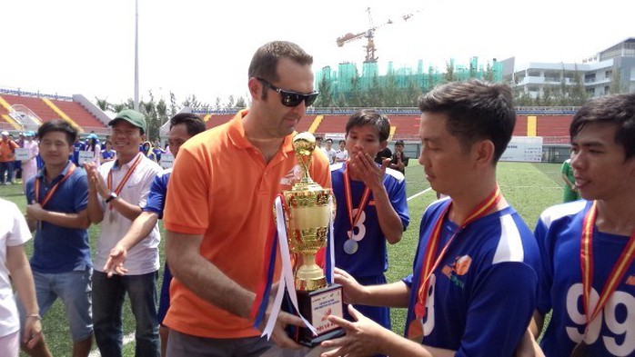 Ông Noel Kinder - Tổng Giám đốc Cty Nike Việt Nam - trao cúp vô địch cho đội Cty Ching Luh