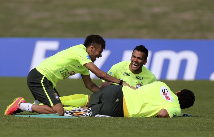 Neymar vui đùa cùng D. Alves