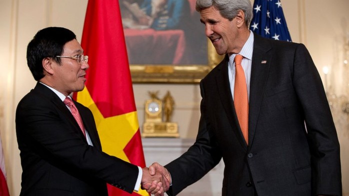 Phó Thủ tướng Phạm Bình Minh gặp Ngoại trưởng Mỹ John Kerry hôm 2-10. Ảnh: AP