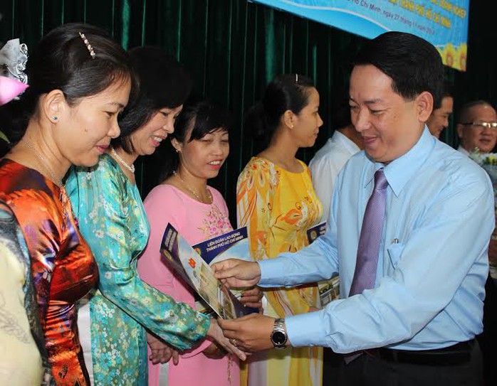 Ông Kiều Ngọc Vũ, Phó Chủ tịch LĐLĐ TP, trao quyết định cho các ủy viên BCH