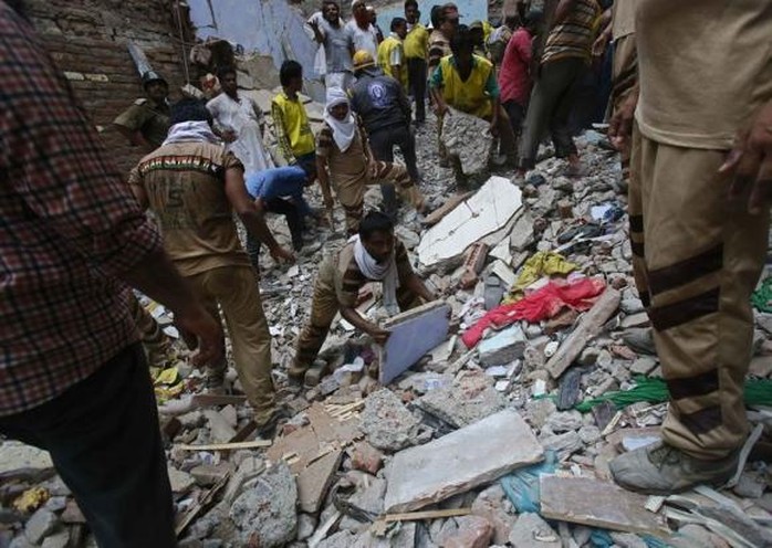 Đống đổ nát từ tòa nhà bị sập ở Ấn Độ