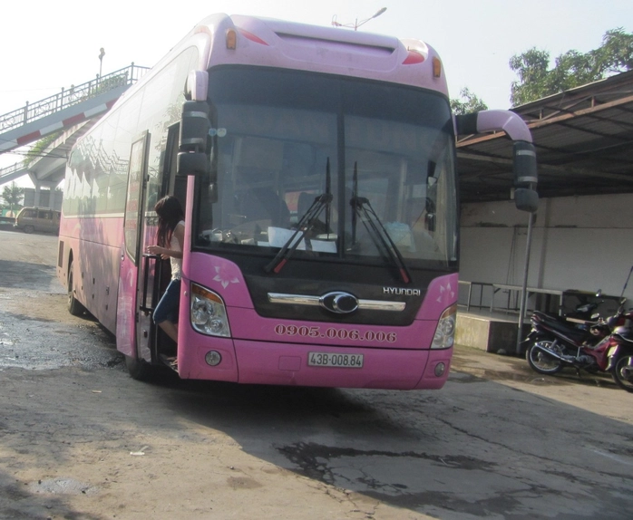 Chiếc xe khách chở hàng từ Đà Nẵng vào TP HCM.