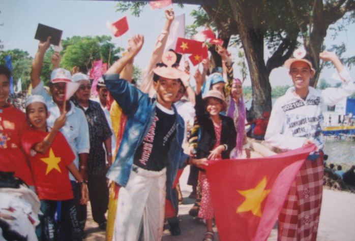 Bà con người Chăm diễu hành quanh Búng Bình Thiên để chào mừng lễ hội văn hoácủa dân tộc mình