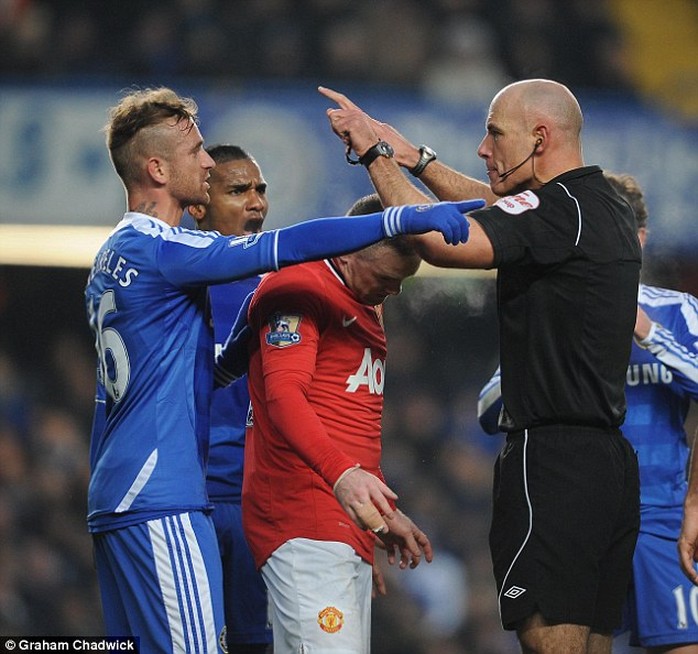 Trong tài Webb điều khiển trận Chelsea - M.U và được cho là xử ép The Blues