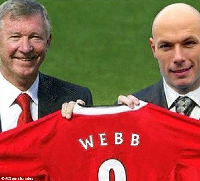 HLV Ferguson trong ngày ra mắt bản hợp đồng mang tên Howard Webb