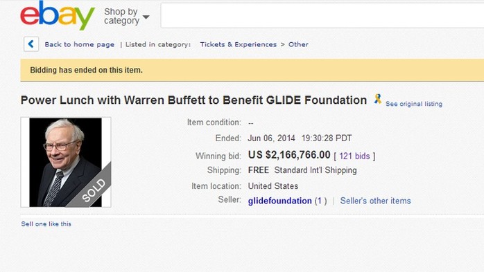 Vé ăn trưa với tỷ phú Warren Buffett đã được bán. Ảnh: CNA
