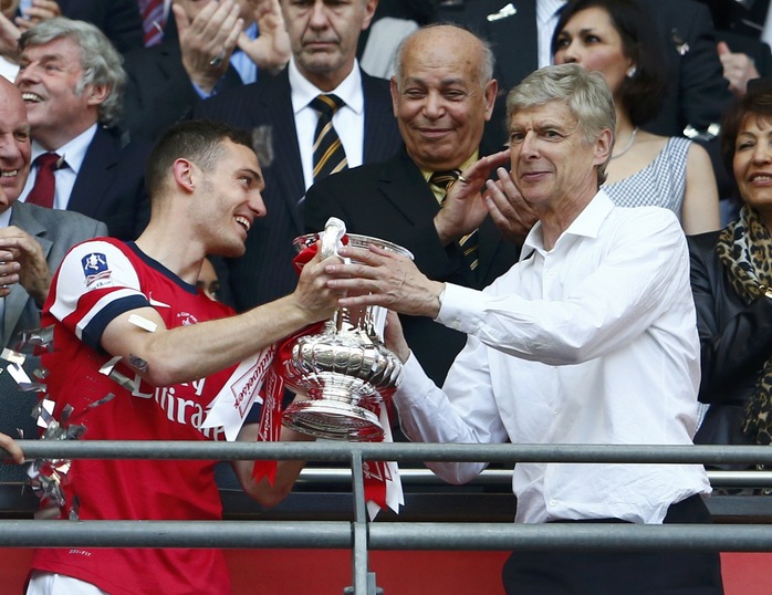 HLV Wenger và Vermaelen trên bục nhận cúp