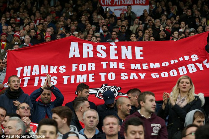 Băng rôn của các CĐV Arsenal đòi HLV Wenger từ chức