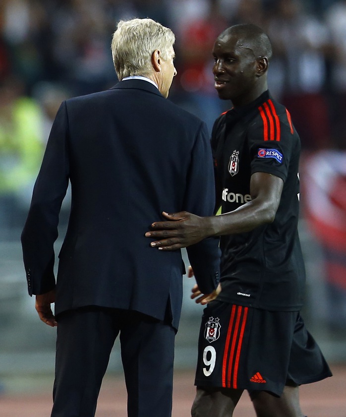 HLV Wenger và Demba Ba, cựu cầu thủ Chelsea vừa chuyển sang Besiktas mùa này