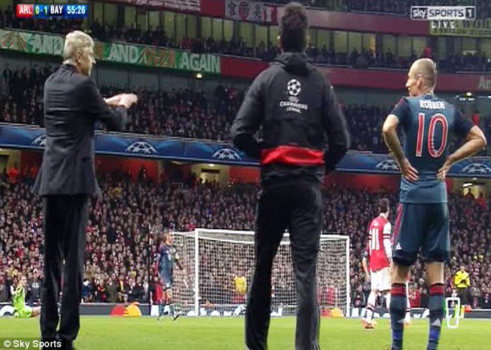 HLV Wenger chỉ trích Robben ăn vạ trong trận lượt đi