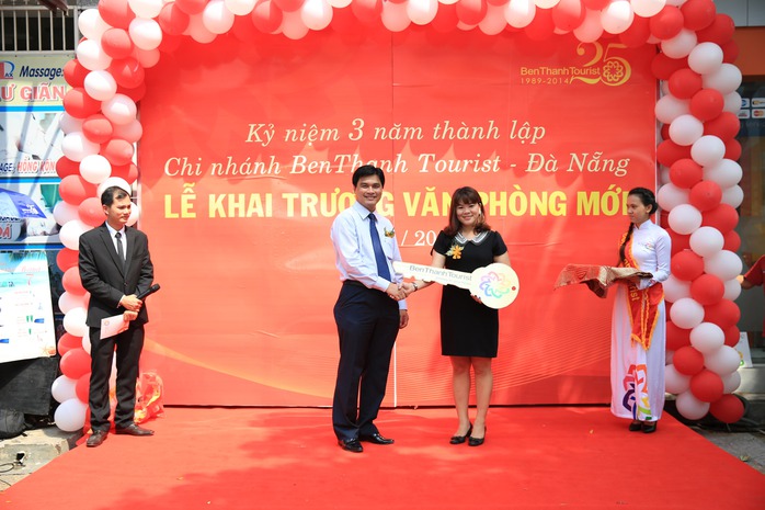 Tổng Giám đốc BenThanh Tourist trao biểu trưng chìa khóa văn phòng mới cho Gíam đốc chi nhánh BenThanh Tourist Đà Nẵng Tổng Giám đốc BenThanh Tourist trao biểu trưng chìa khóa văn phòng mới cho Gíam đốc chi nhánh BenThanh Tourist Đà Nẵng