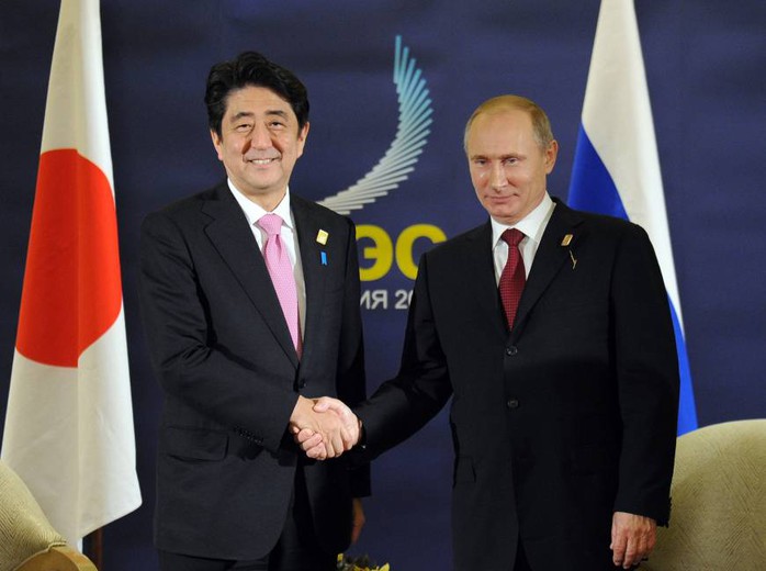 Ông Abe và ông Putin. Ảnh: AP