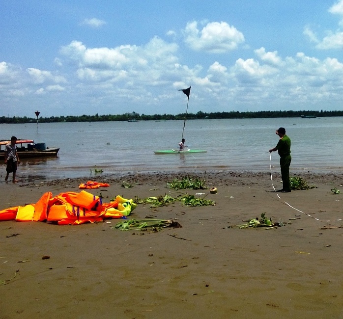 Công an khám nghiệm hiện trường vụ đuối nước tại bãi bồi cồn Cái Khế vào ngày 31-3