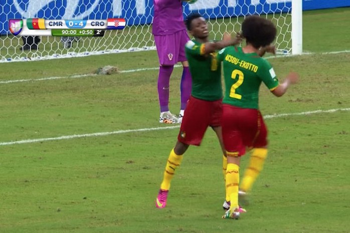 Một hình ảnh xấu xí của các cầu thủ Cameroon