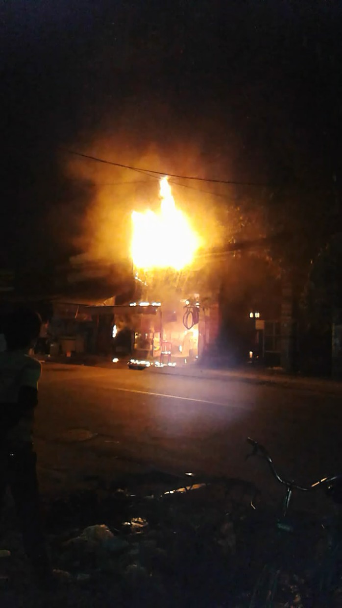 
	Sau khi có nổ lớn, lửa bao trùm tiệm buôn bán xe đạp