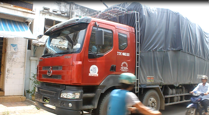 Xe tải BKS: 77C -063.81 đậu choán hết lề đường