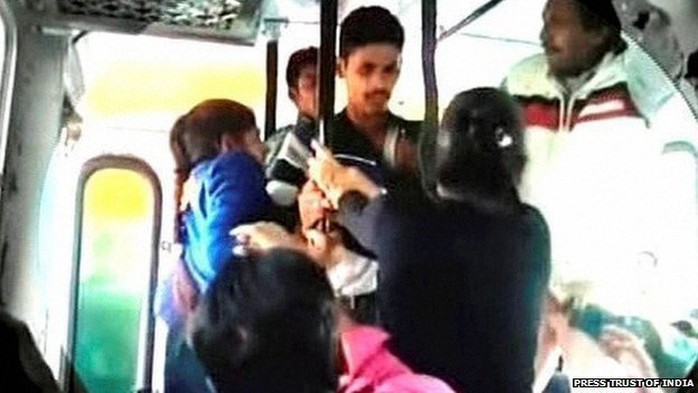 Hai chị em người Ấn Độ chống lại ba kẻ quấy rối trên xe buýt  - Ảnh: PTI
