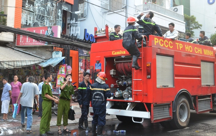 Lực lượng chữa cháy triển khai dập lửa vào chiều 31-3. Ảnh: TÂN TIẾN