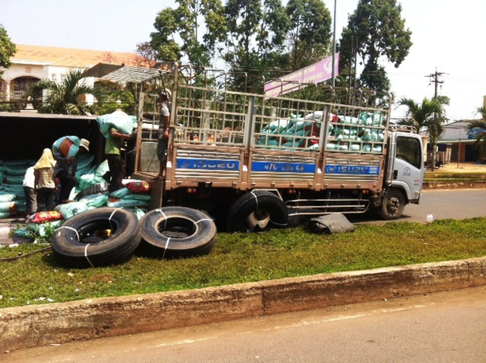 Bốc hàng sang xe khác để giải tỏa hiện trường.