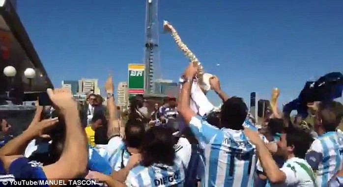 Các CĐV Argentina ăn mừng với xương sống