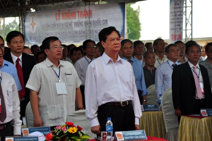Thủ tướng Chính phủ Nguyễn Tấn Dũng cùng nhiều lãnh đạo các cấp, ngành làm lễ chào cờ.