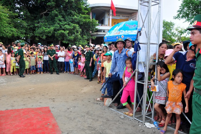 Đông đảo người dân Lý Sơn háo hức đến dự lễ khánh thành, trông chờ nguồn điện lưới quốc gia chính thức được thắp sáng trên đảo