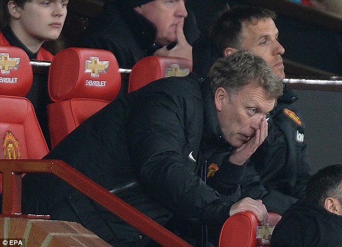 HLV Moyes buồn rầu trên băng ghế chỉ đạo