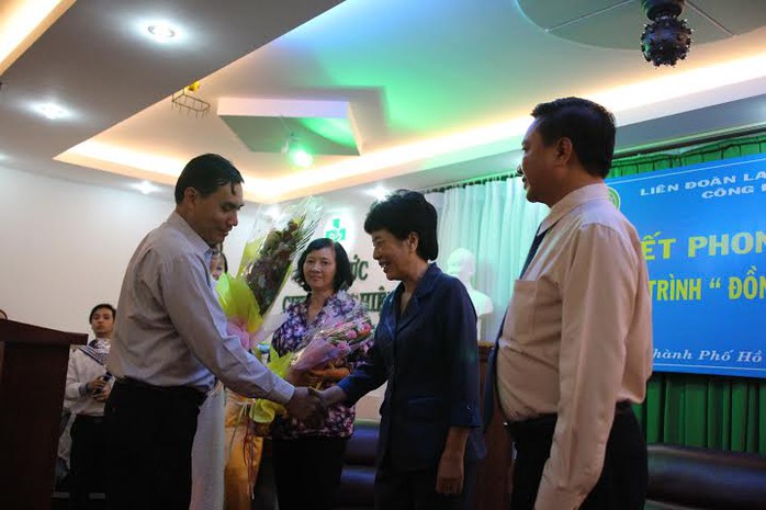 Ông Trần Đăng Công Nghĩa, Phó chủ tịch CĐ ngành Y tế TP HCM, tặng hoa cho các cá nhân được tuyên dương