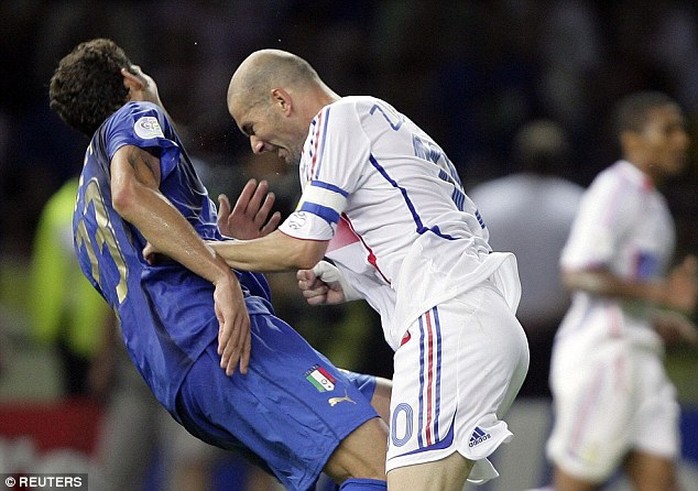 Cú thiết đầu công của Zidane với Materrrazzisau đó được tạt tượng.