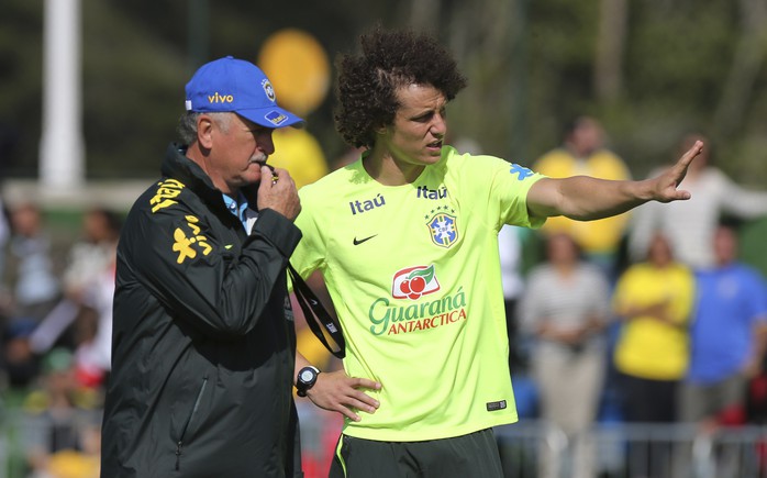 HLV Scolari và trung vệ D. Luiz