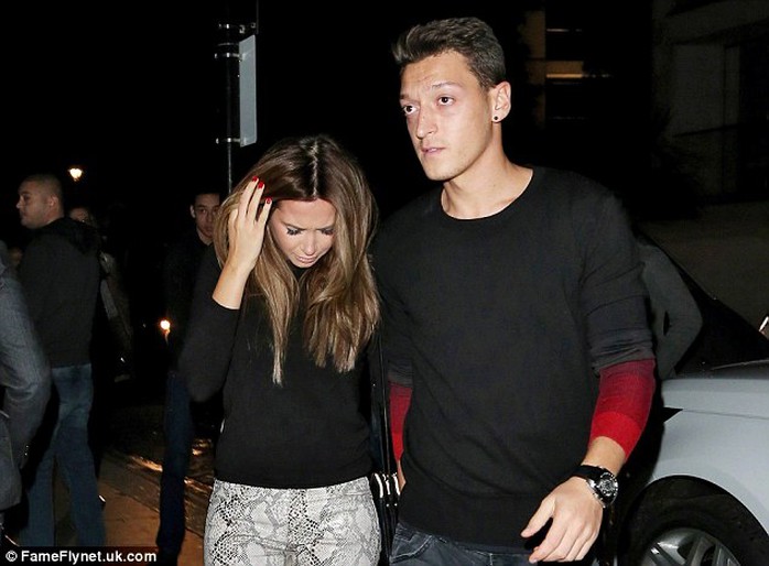 Ozil và bạn gái Mandy Capristo