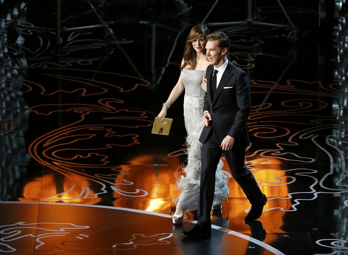  Jennifer Garner và Benedict Cumberbatch cùng sánh bước lên sân khấu công bố người chiến thắng hạng mục Thiết kế sản xuất 