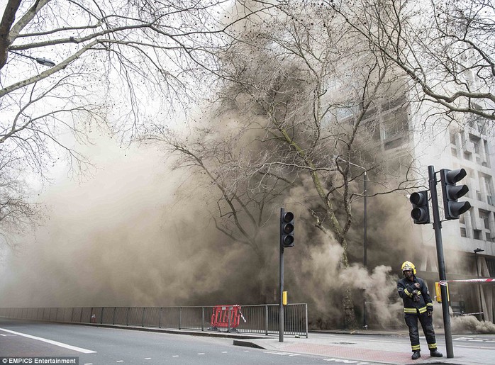 Khói cuồn cuộn bốc lên từ ống cống thuộc khu vực quận Holborn, London. Ảnh: EMPICS