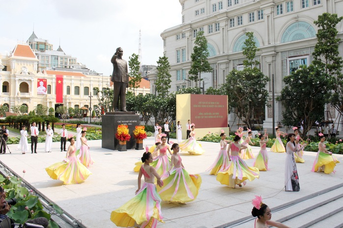 Hoạt động văn nghệ chào mừng khánh thành Tượng đài Bác