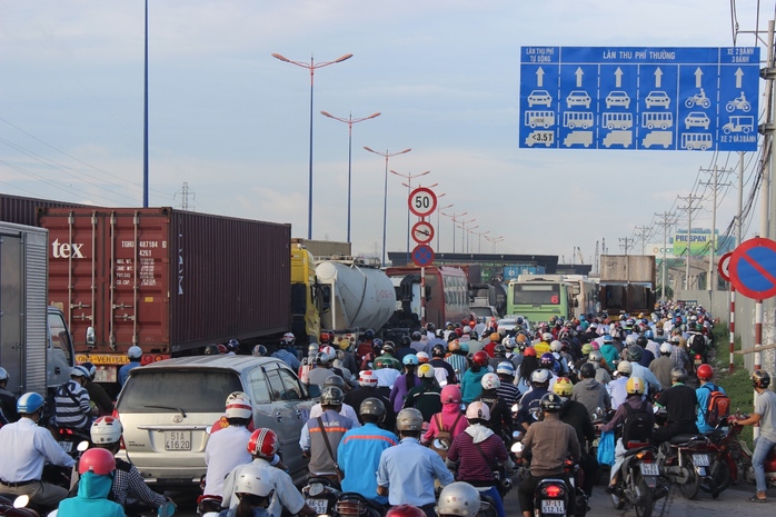 Trên Xa lộ Hà Nội, kẹt xe nghiêm trọng bắt đầu xảy ra từ 6 giờ sáng tại đoạn qua tramgj thu phí, kéo dài đến quá ngã ba Cát Lái (quận 2). Hàng ngàn phương tiện đứng chôn chân, trễ giờ làm...