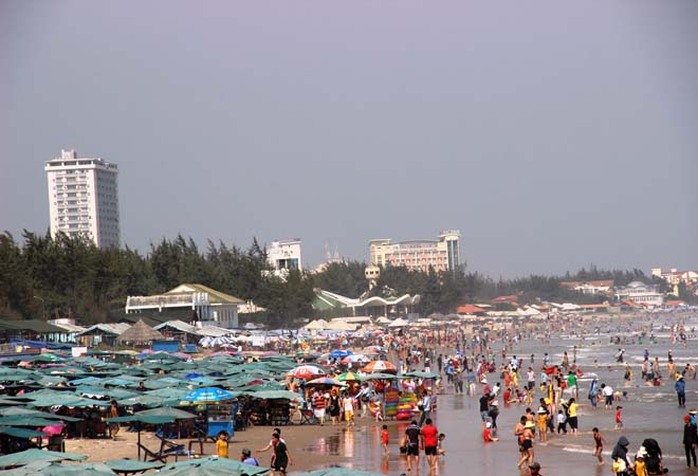 Bãi biển Vũng Tàu thu hút rất đông khách du lịch trong dịp Tết Dương lịch 2015