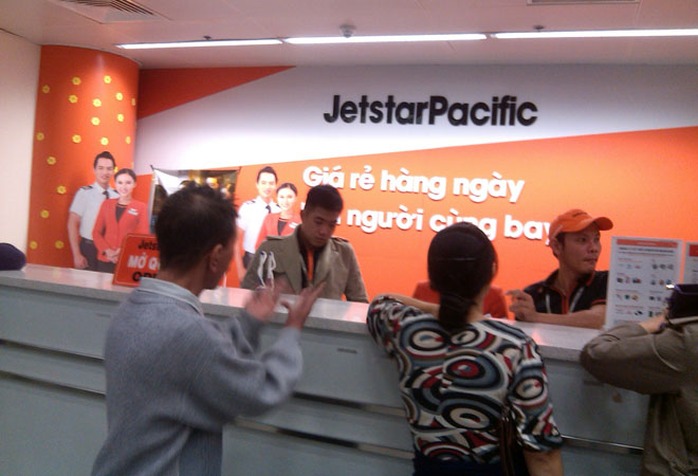 Hành khách đến khiếu nại và đòi lại tiền vé tại quầy đại diện của Jetstar