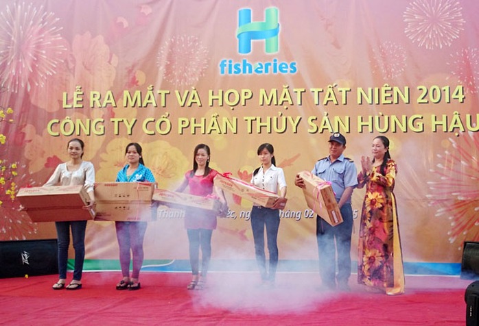 Trao quà cho công nhân trong buỗi lễ ra mắt công ty.
