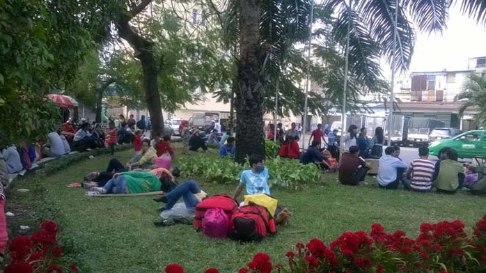 Tại khu vực ga Sài Gòn, hành khách cũng vật vờ để chờ về quê. Nhiều người vì quá mệt mỏi đã nằm ngủ ngay trên bãi cỏ.