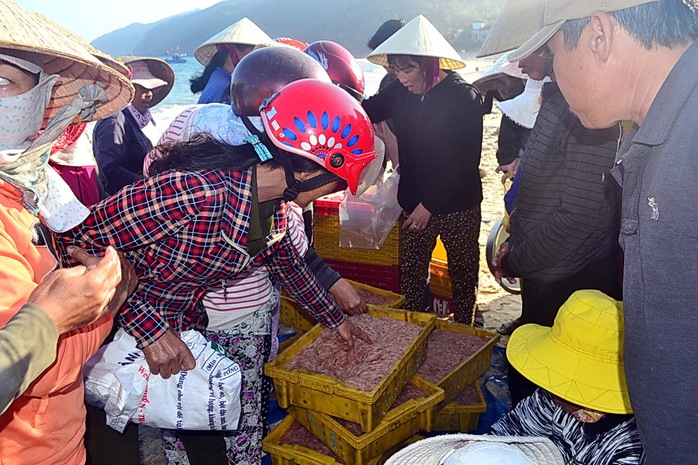 Các đầu  nậu đang chọn ruốc đem ra chợ bán