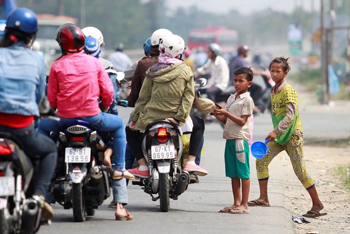 “Cái bang nhí” tỏa ra tứ phía để ăn xin.