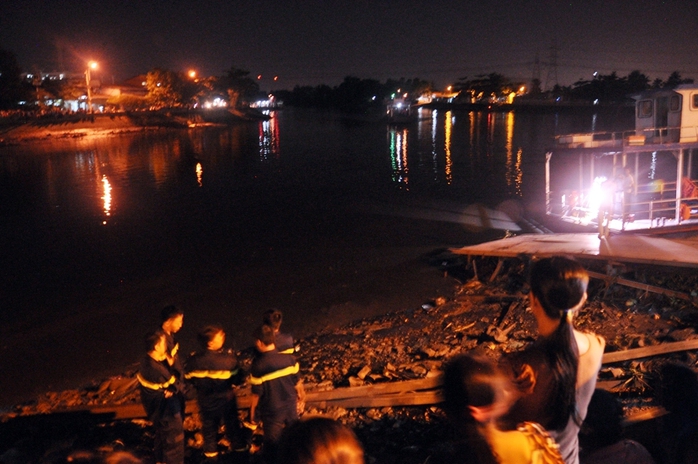 Lực lượng cứu hộ triển khai tìm kiếm tại bến phà Phú Định, nơi anh Nhánh bị đánh rơi xuống kênh mất tích
