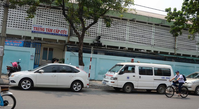 Trung tâm cấp cứu ở tạm cạnh Bệnh viện Đà Nẵng thì chật hẹp, xe cấp cứu phải đậu ngoài đường