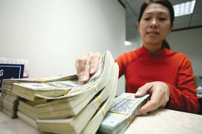 'Chúng ta đang đứng ở giữa hai sức ép. Một mặt muốn có tiền tươi thóc thật nhanh để tái cơ cấu các ngân hàng. Mặt khác không muốn để hệ thống ngân hàng Việt Nam “rơi” vào tay nước ngoài. Chúng ta phải cân đối giữa hai điều đó,' Thống đốc NHNN Nguyễn Văn Bình nói. Chúng ta đang đứng ở giữa hai sức ép. Một mặt muốn có tiền tươi thóc thật nhanh để tái cơ cấu các ngân hàng. Mặt khác không muốn để hệ thống ngân hàng Việt Nam “rơi” vào tay nước ngoài. Chúng ta phải cân đối giữa hai điều đó, Thống đốc NHNN Nguyễn Văn Bình nói.