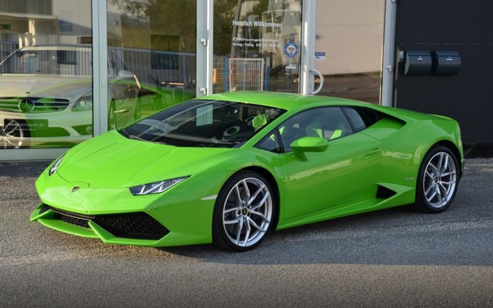 Siêu xe Lamborghini Huracan màu xanh cốm không chính hãng vừa về Việt Nam.