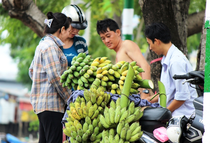 Chuối ở miền Tây được chở lên bán ở TP HCM