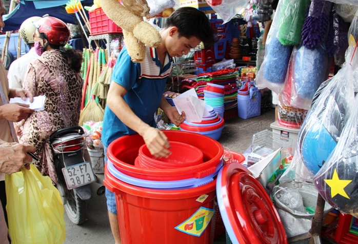 Lượng thau, chậu ở các cửa hàng bán tăng vọt sau khi có thông tin cúp nước trên diện rộng